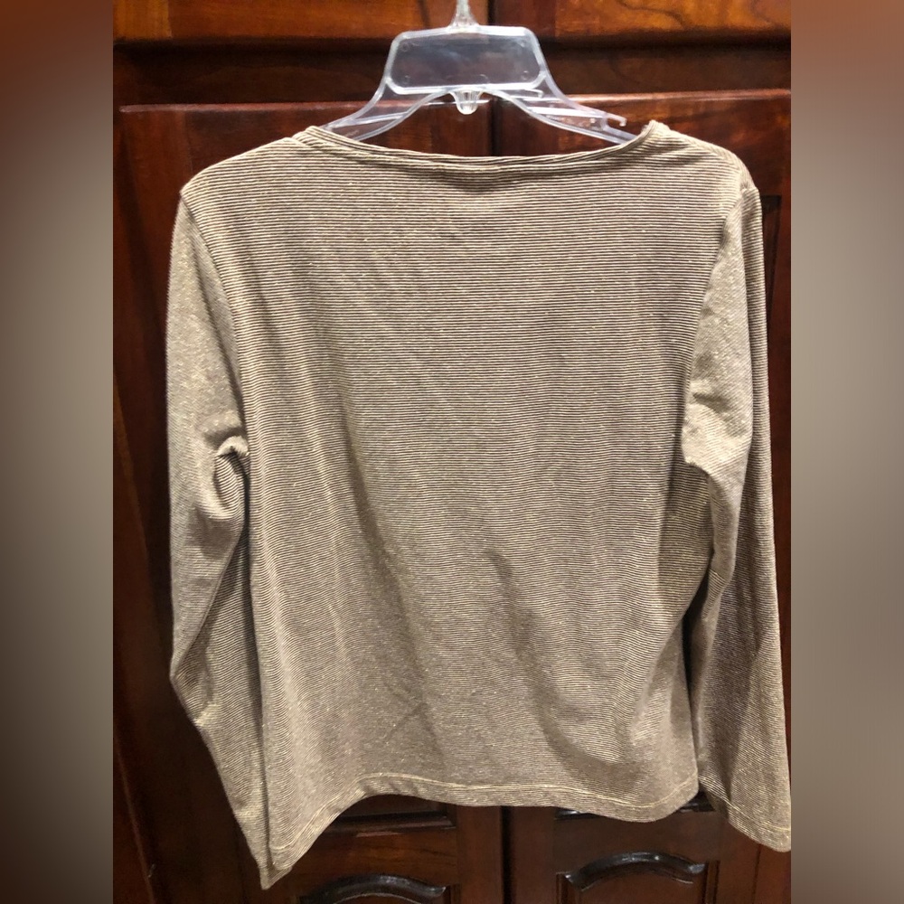 2/$30 Chico’s Taupe Textured Top Gathered Scoop Neck 3/4 Sleeve Blouse Sz 1 (M) - Picture 8 of 10